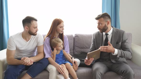 Friendly Psychologist Help Family Going To Be Divorced