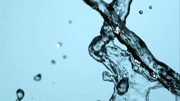 Water pouring and splashing in ultra slow motion 1500fps on a reflective surface - WATER POURS alt