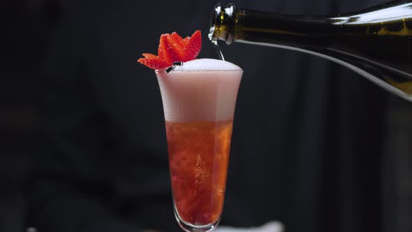 Making Strawberry Rossini Cocktail