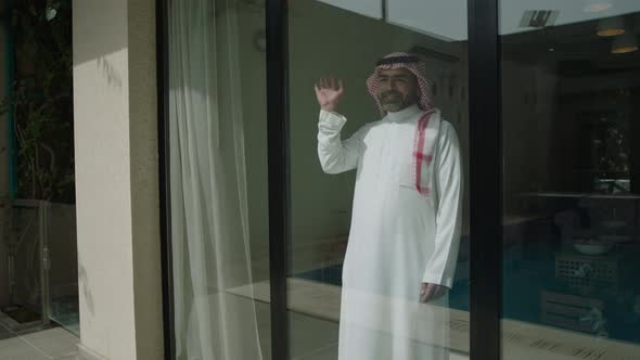 A Saudi Man Say Goodbye With His Hand