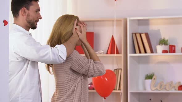 Man Surprises Girlfriend With Beautifully Decorated Room on Valentines Day