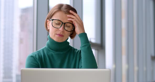 Business woman works in a modern office for a laptop