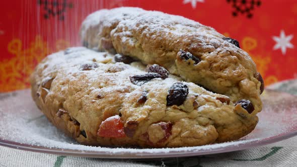 Sprinkling Stollen with a generous amount of powdered sugar