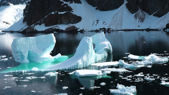 Environment. Climate change and global warming. Greenland. Drifting icebergs in the ocean.