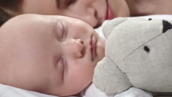 Loving Mom Sleeping with Baby alt