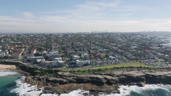 Waterfront properties and neighborhood houses in the eastern suburb of Sydney at Maroubra Beach. Aer