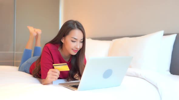 Woman use credit card for online shopping