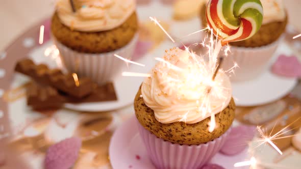 4K - Holiday Cupcakes with sparklers