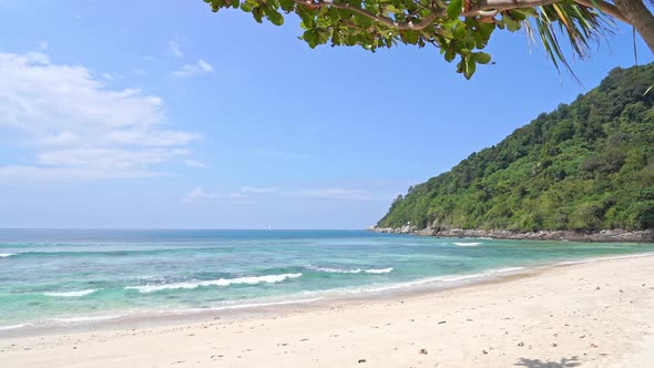 Beautiful tropical beach sea ocean with blue sky and white cloud