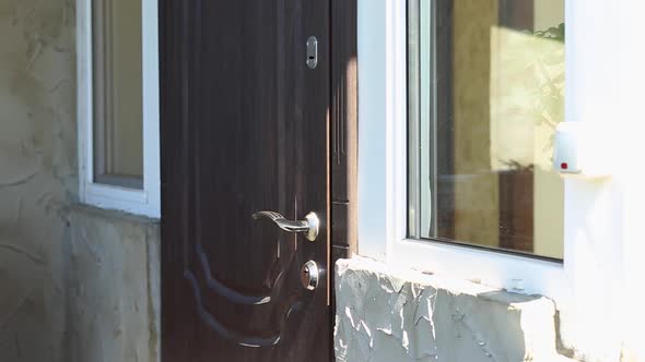 Courier Knocking the Door, Go Box Food, Delivery Service