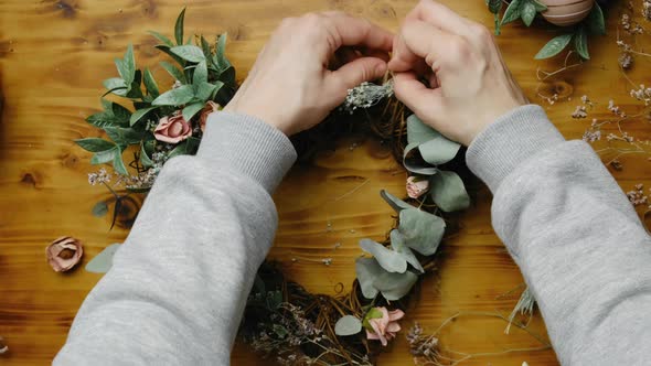 Hands Makes DIY Spring Floral Wreath