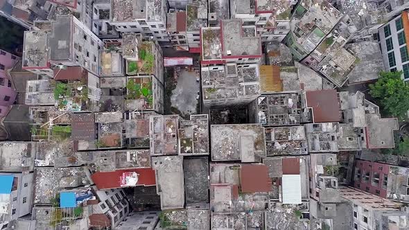 Abandoned Suburb in the Middle of One of the Fastest Developing Chinese Cities.