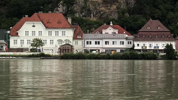 Houses on the banks of the Danube 4