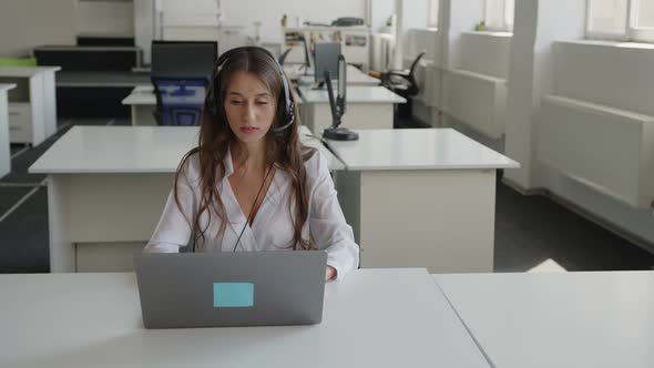 Slow Motion of an Office Worker Online