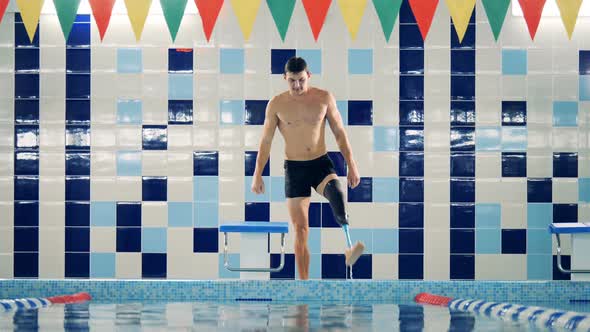 Swimmer Fixes His Leg Prosthesis After Swimming