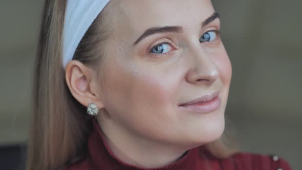 Girl Model Demonstrates Her Eyelid Makeup.