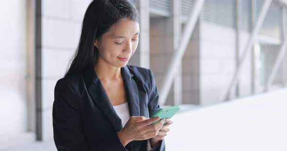 Business woman using mobile phone in the city 