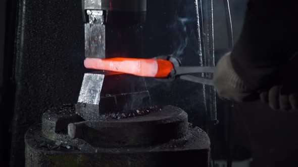 Shaping Hot Metal Using a Forging Machine