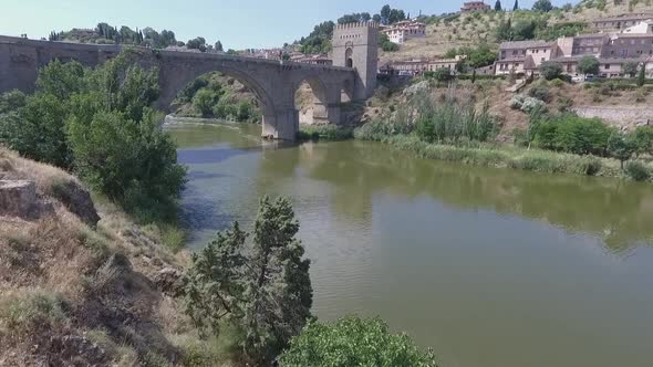 Puente San Martín en Toledo, España y su río Tajo. Drone