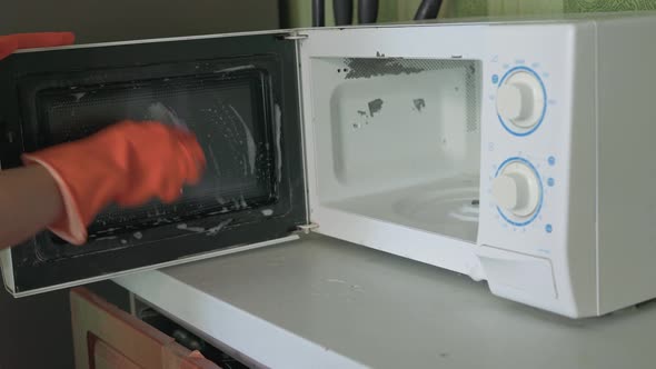 Cleaning a Microwave with Vinegar