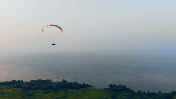 Speed Flight of the Parawing Held Above the Plains