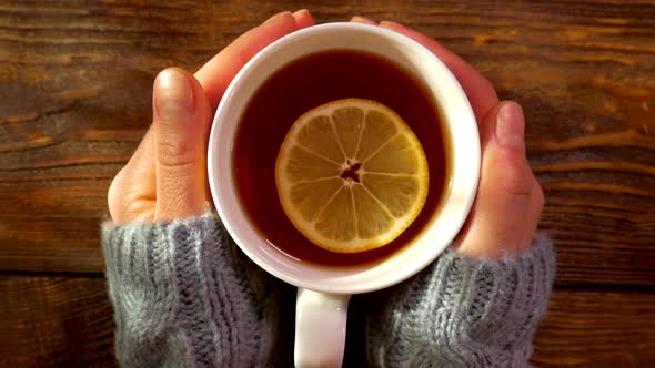 Warm tea with lemon. Warm the palms of your hands on a mug with a warming drink. Cold treatment.