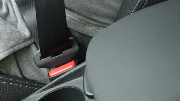 Passenger 3-point seat  belt locked 4K video