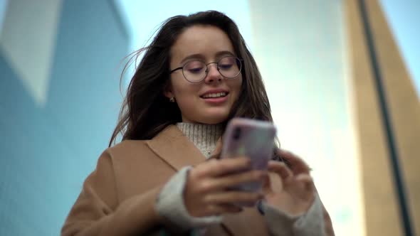 Slow Motion Lowangle Happy Charismatic European Brunette Wearing Glasses Scyscraper Urban Background