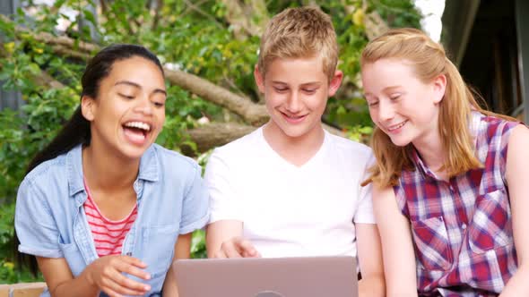 Schoolkids using laptop 4k