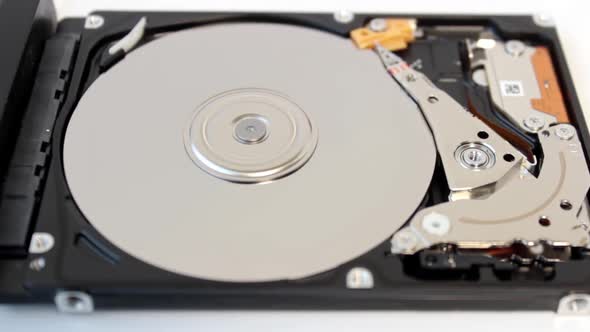 the hard disk turns on, spins the spindle, moves the reading head and turns off, closeup