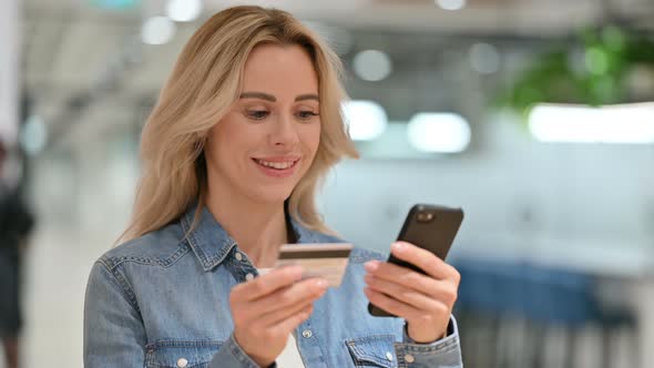 Online Shopping Success on Smartphone By Casual Woman 