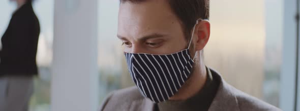 Man wearing textile face mask in office