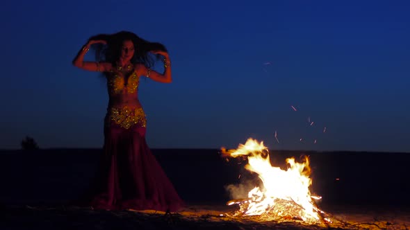 Dancer Squirms in Belly Dancing, She Looks Sexy Around the Fire