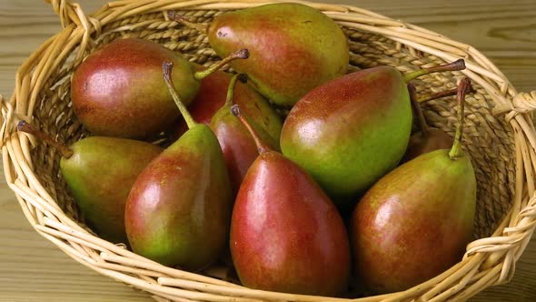 Basket with fresh Dutch Gieser Wildeman pears close up