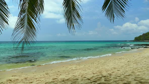 Beautiful tropical beach sea ocean with blue sky and white cloud