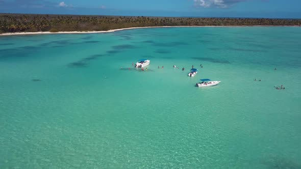 4k 24fps Caribbean Natural Pool With Boats In The Middle Of The Water 1