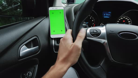 Using Smartphone in Car with Green Screen Monitor