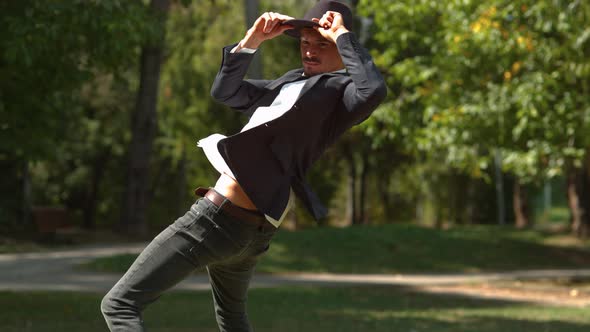 Man dancing, slow motion alt