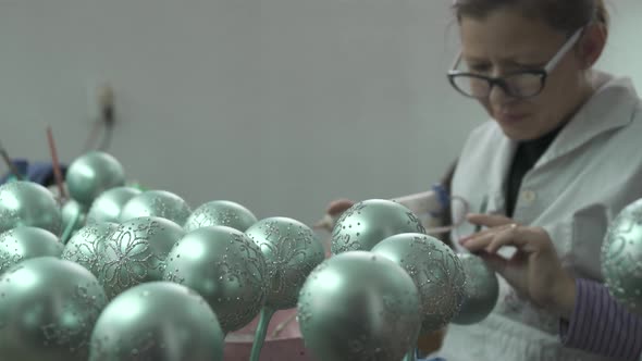 Manufacturing shiny glass Christmas globes