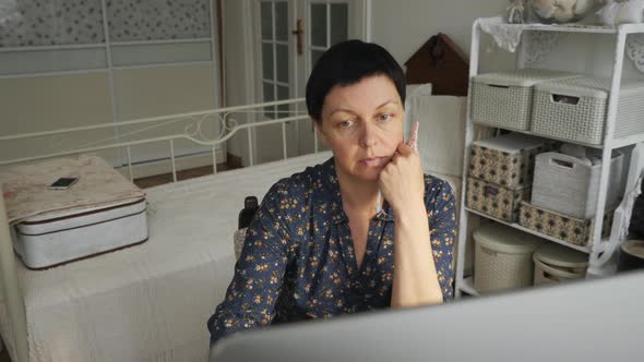 Woman using a computer alt