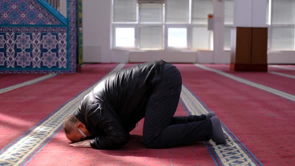 Man Mosque Prayer