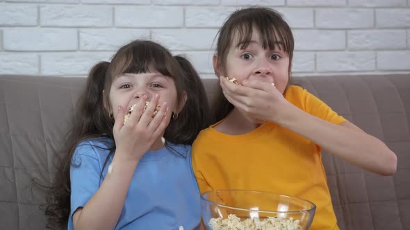 Friends film with popcorn. alt