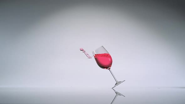 Tipping over wine glass, Slow Motion