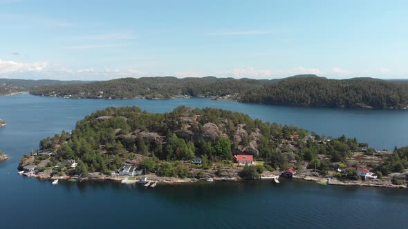 Remote private island in fjord with some prime properties along its perimeter