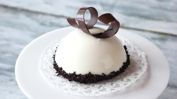 Mousse Cake with Vanilla Flavor