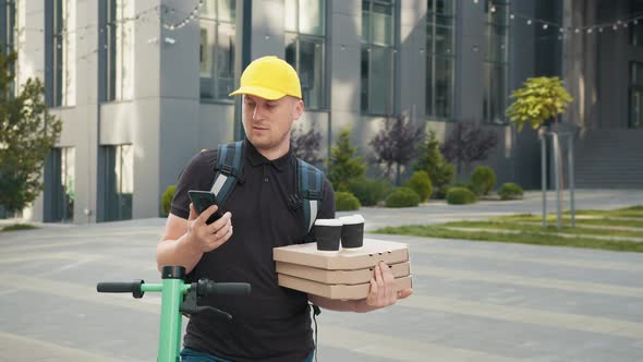 Portret Young Courier Pizza and Coffee Delivery Man with Thermal Backpack and