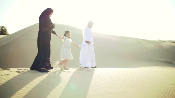 Family from the emirates in the desert