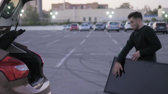 Man Drops a New Purchased TV on a Supermarket Parking Unsuccessfully Delivered It to the Car Trunk