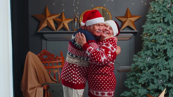 Happy Senior Old Family Couple Grandmother Grandmother Embracing at Decorated Christmas Home Room