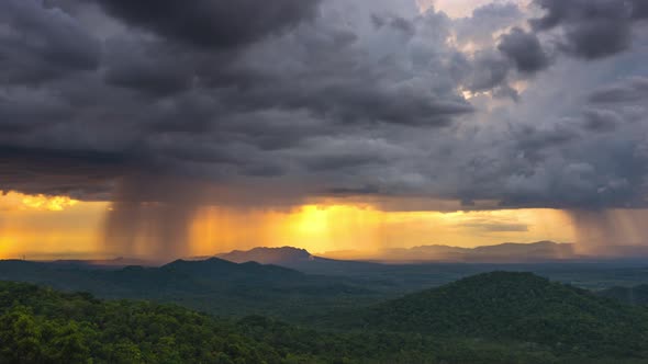 Thunderstorms on the horizon Time lapse.